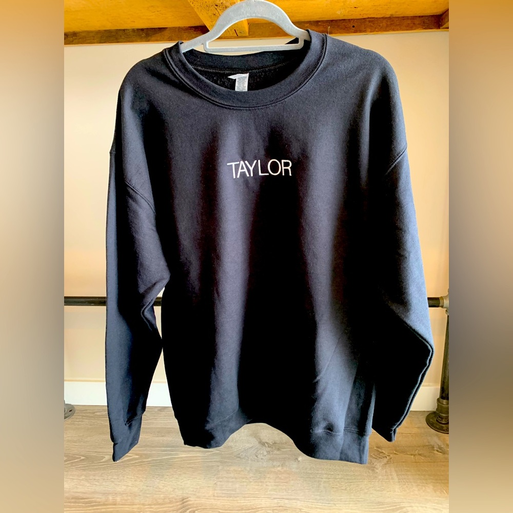 NWOT Personalized “Taylor” Black Crewneck Sweatshirt L